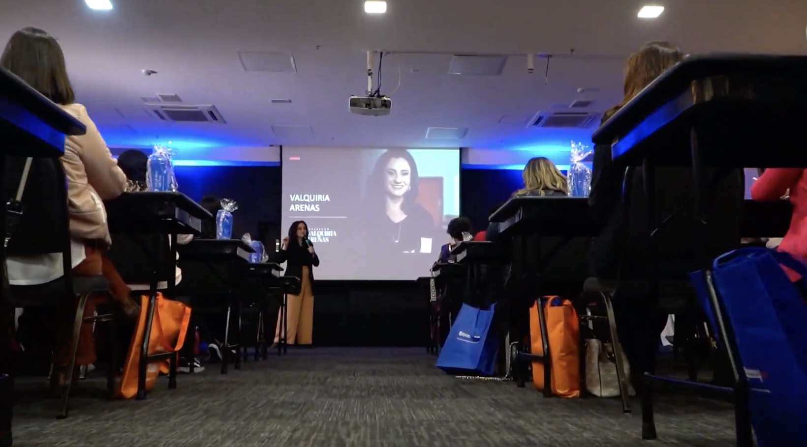 Valquíria Arenas apresentando palestra durante edição anterior do EmpowerNefro